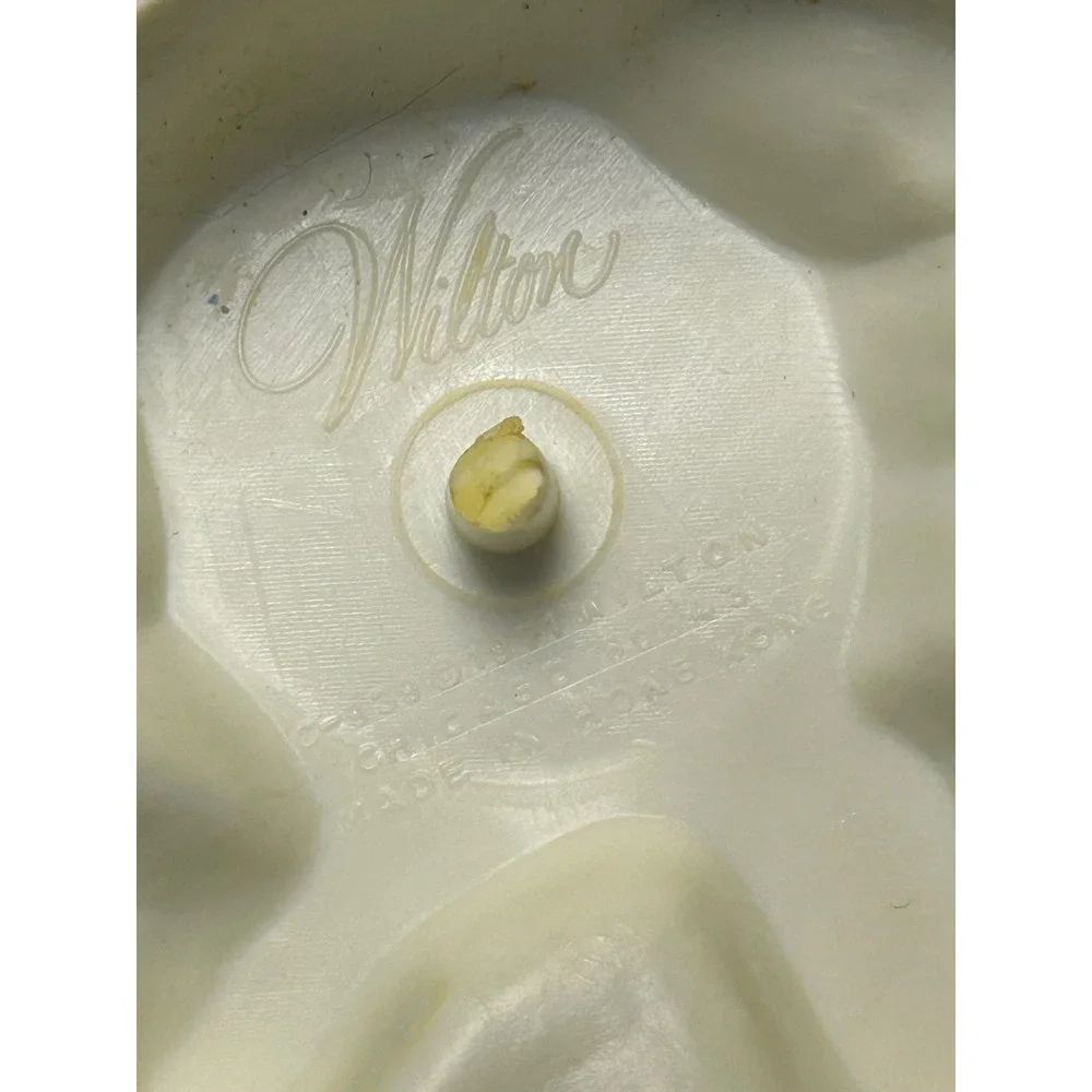 Vintage 1971 Wilton Wedding Cake Topper Bride Groom Kissing Plastic Figurine